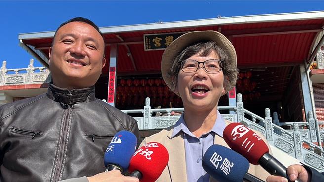 民眾黨ㄧ選區立委候選人蔡壁如（右）13日到台中外埔區投票，蔡穿著襯衫西裝、戴著草帽，心情氣色相當好。（讀者提供）