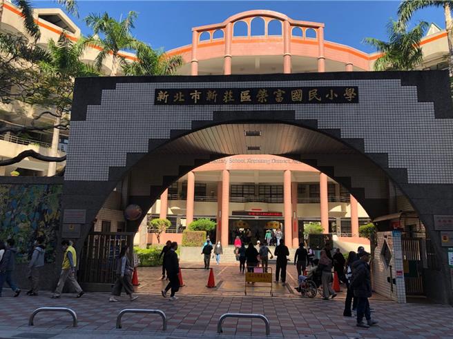 新北市新莊榮富國小投開票所，今日上午發生民眾將2張不同選票投入同一票匭的烏龍事件。（新北市新莊警分局提供／呂健豪新北傳真）