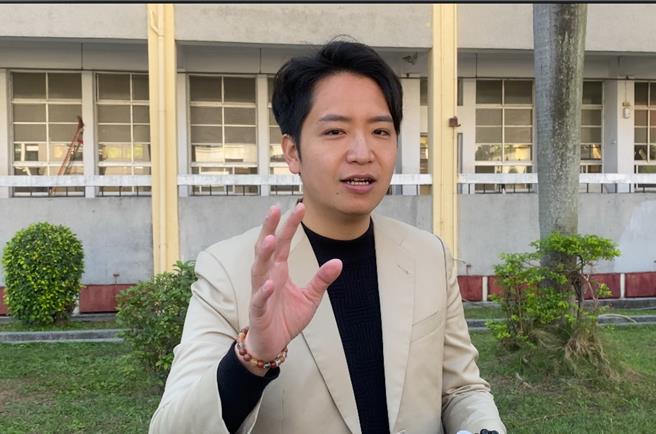 台中立委烈选区国民党候选人罗廷玮13日到南区台中高中集贤堂投票所投票。（陈淑芬摄）