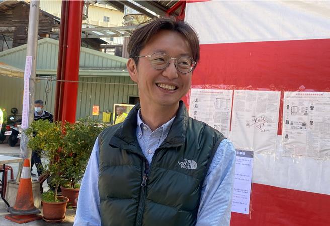 台中立委六选区民进党候选人江肇国13日上午到西区均安宫投票所投票。（陈淑芬摄）