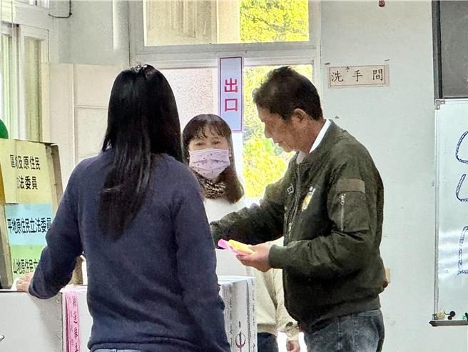 無黨籍嘉義縣二選區山區立委候選人林國慶13日上午完成投票，表示尊重嘉義人的決定和手中的選票。（呂妍庭攝）