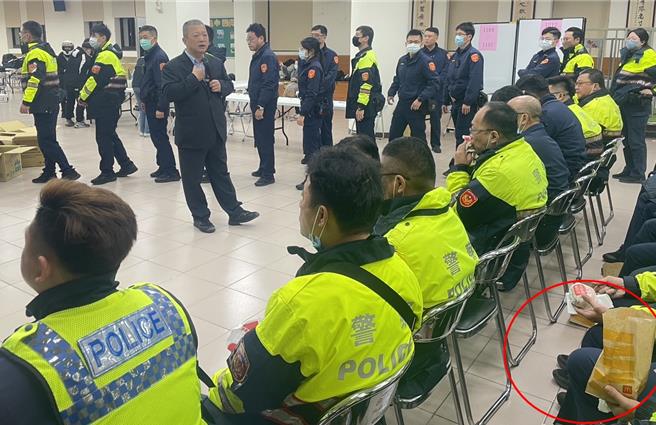 体谅投开票所维安警力拂晓顶着寒风出勤，台中市警察之友会第二办事处主任何峰源向知名速食店订购早餐为警察同仁加油打气。（中市警二分局提供／冯惠宜台中传真）