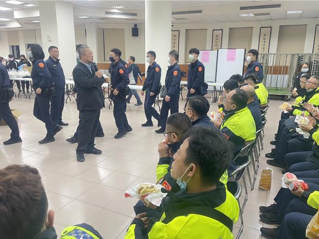 体谅投开票所维安警力拂晓顶着寒风出勤，台中市警察之友会第二办事处主任何峰源向知名速食店订购早餐为警察同仁加油打气。（中市警二分局提供／冯惠宜台中传真）