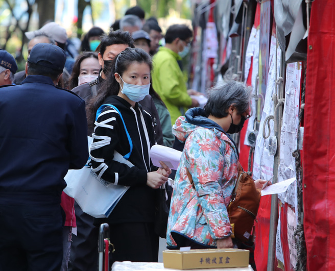 第16任總統、副總統暨第11任立法委員選舉13日投票，許多選民一早就前往投票所，投下神聖的一票。 （鄭任南攝）