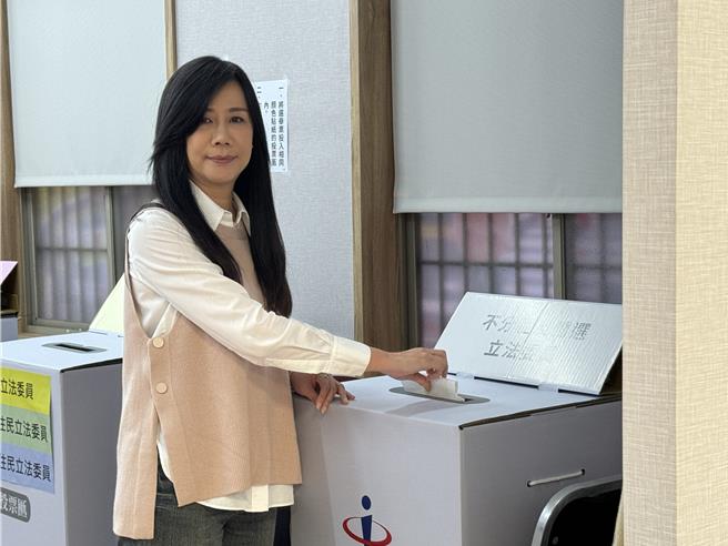 桃園四選區立委萬美玲13日在家人陪同下，到大同駕訓班投票。（蔡依珍攝）