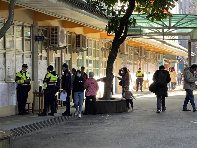 桃上午投票率近4成，9点前人潮最汹涌。(蔡依珍摄)