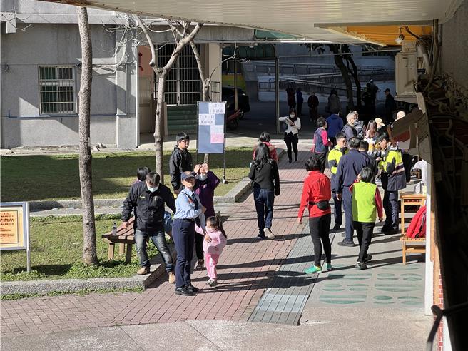 桃上午投票率近4成，9点前人潮最汹涌。(蔡依珍摄)