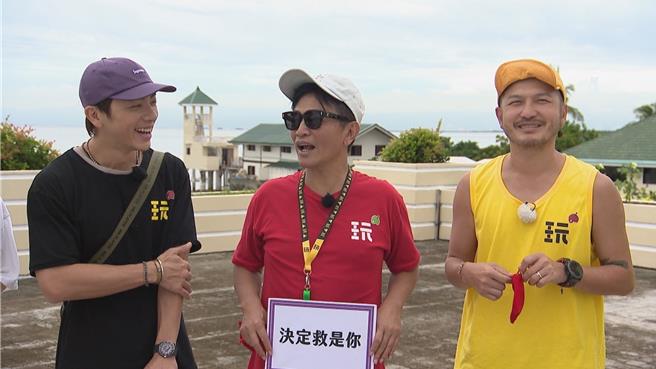 坤达（左起）、吴宗宪、KID拍摄梦幻海岛篇。（好看娱乐提供）