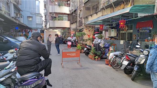 新北市蘆洲區德仁市民活動中心上午發生男子夾帶3張選票離場的離譜事件。（新北市蘆洲警分局提供／呂健豪新北傳真）