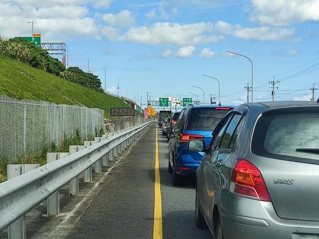 民眾指出，宜兰北上在周六中午大塞车，是平常较少见的景象，猜测都是准备回家投票的人潮。（图／读者提供）