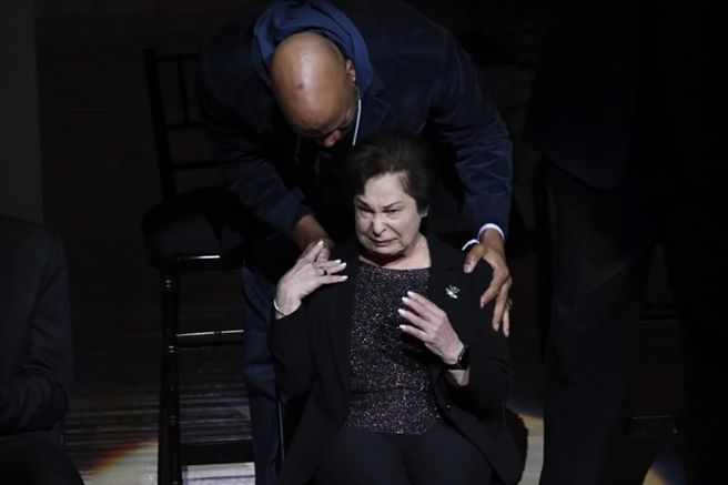 已故公牛总管克劳斯的遗孀Thelma伤心哭泣，退役球员哈波安慰她。（美联社）