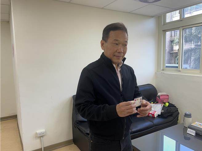 國民黨台北市中正、萬華立委候選人鍾小平早上11時前往中正區健康服務中心投票。（蔡佩珈攝）