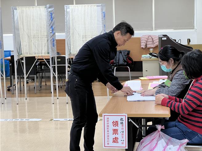 國民黨台北市中正、萬華立委候選人鍾小平早上11時前往中正區健康服務中心投票。（蔡佩珈攝）