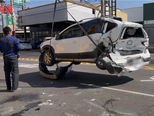 彰化市彰鹿路13日近午发生3车连环事故，其中白色休旅车受损严重。（孙英哲摄）