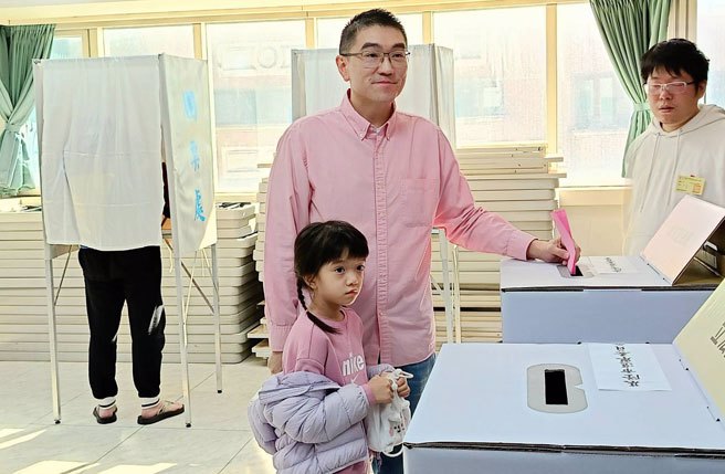 基隆市長謝國樑（中）13日上午帶著女兒小愛到基隆市港通里民活動中心投票，經市長本人同意露出未成年子女。（張志康攝）