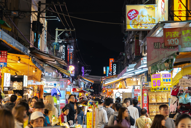 一名香港女网友全家5口来台湾玩，吃了很多美食，认为「牛排」CP值最高。（示意图／Shutterstock）