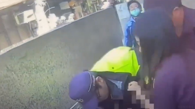 质疑投票箱封条「没有骑缝章」，立委候选人躺地大闹遭警方抬走。（翻摄自影片）