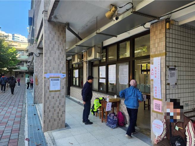 海山高中投开票所有首投族撕毁选票。（民眾提供）