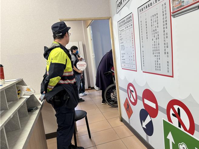 面临投票日，桃园检、警不敢轻忽，桃园地检署共有80名检察官值班，其中1名主任检察官进驻桃园市选举委员会，11人进驻各警分局。另外68人在地检署待命因应突发状况，警方也停休应对选举。（赖佑维摄）