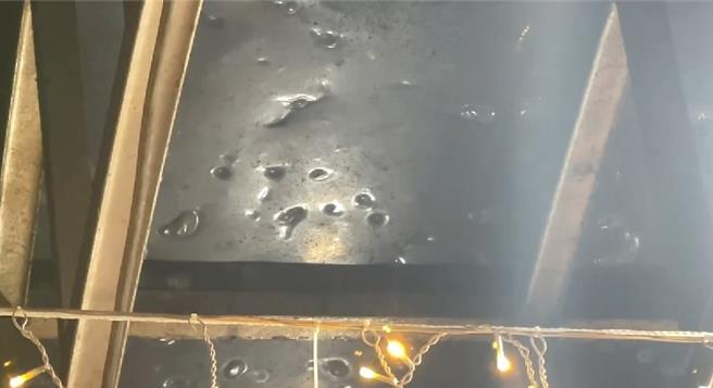 宜蘭南方澳知名南天宮12日晚驚傳火警，疑似候選人車隊施放鞭炮不慎引發火災，導致廟前廣場的遮雨棚燒出幾個大洞。（民眾提供／吳佩蓉宜蘭傳真）