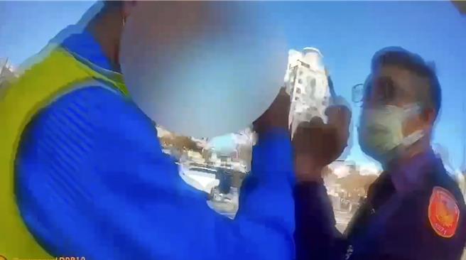 干扰他人投票遭制止，男子(左)攻击员警遭逮捕。(警方提供)