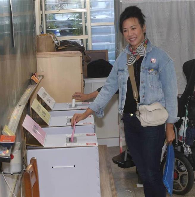 台湾民眾党副总统候选人吴欣盈前往吴兴国小投票。（陈君玮摄）