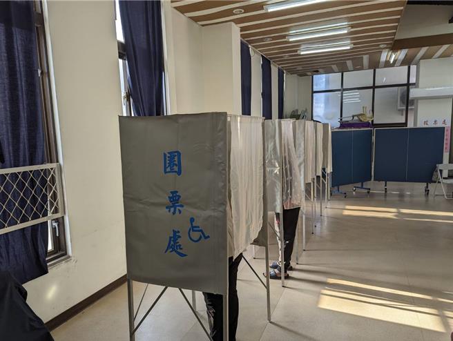 基隆市13日投票日发生一起撕毁选票案件，一名46岁女子在圈选处用私章圈选选票，发现后竟径自撕掉，现场遭制止。（张志康摄）