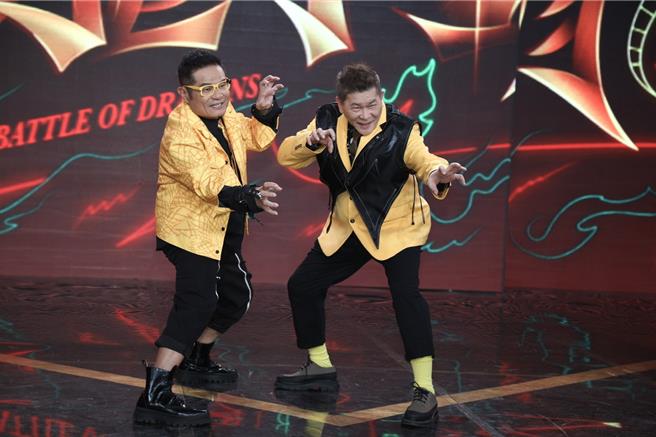 许效舜（左）、澎恰恰一起录制过年特别节目。（池宗玲摄）