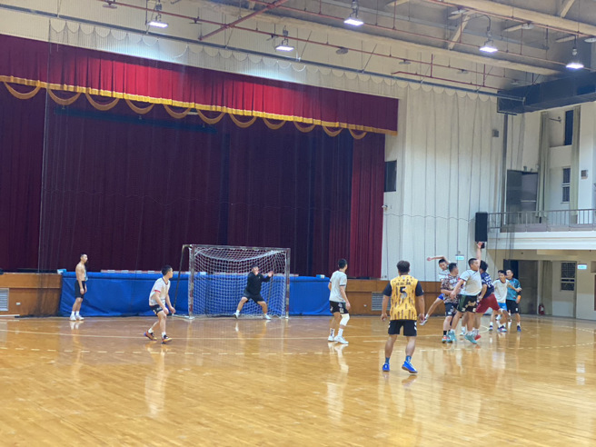 成渊高中与香港理工大学进行手球交流联谊赛。（图／警方提供）