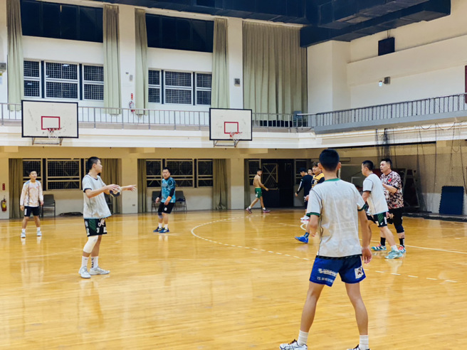 成渊高中与香港理工大学进行手球交流联谊赛。（图／警方提供）