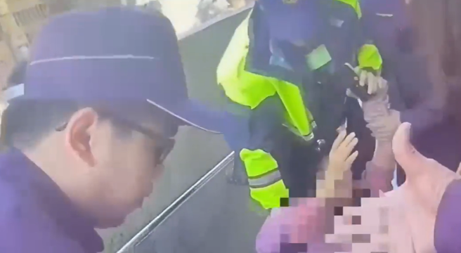 北市萬華立委候選人大鬧投票所，質疑「投票箱不合法」，警拖走後送辦。(戴志揚翻攝)