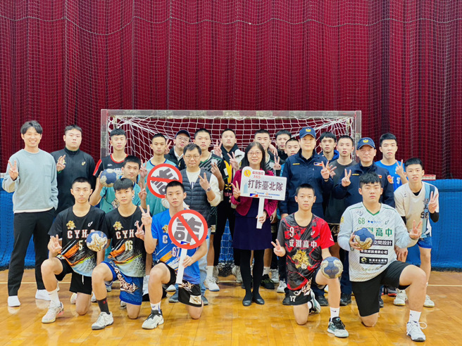 北市保大警结合成渊高中手球队员进行识诈宣导活动。（图／警方提供）