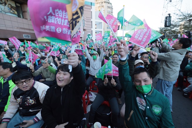 民进党正副总统候选人赖清德、萧美琴全国竞选总部13日涌入大量支持者，现场民眾欢呼期待开票结果。（郭吉铨摄）