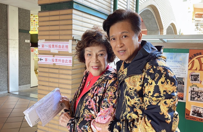 周游和导演老公李朝永一起投下神圣的一票。（图／李朝永提供）