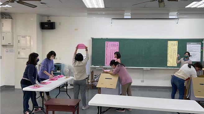 有台南開票員抱怨，今年不少民眾將選票折成奇怪的形狀，且越難拆開的幾乎都是投給民眾黨總統候選人柯文哲的票。（示意圖／洪榮志攝）