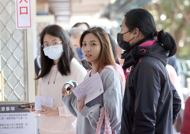 北市警方表示，13日大选投票，全市共发生15起违法违规案件。第16任总统、副总统暨第11任立法委员选举13日登场，许多年轻选民一早就前往投票所投票。（示意图／范扬光摄）