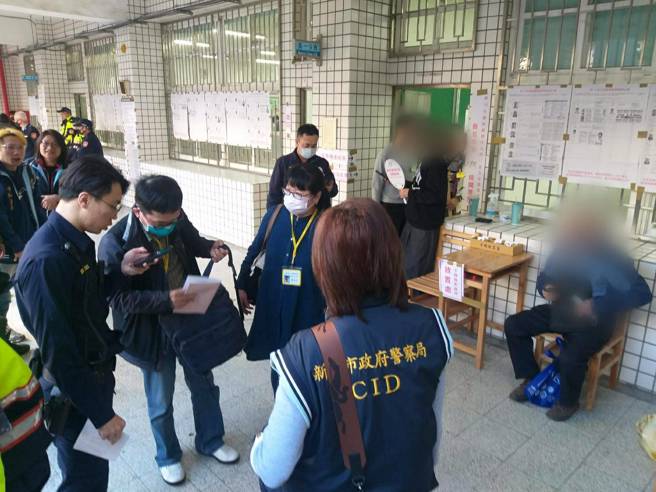 75歲陳男在投票時，為了要為警察伸張正義，於是將蓋有「槍斃死刑犯」政黨票選票攜帶走出投開票所。（圖／警方提供）