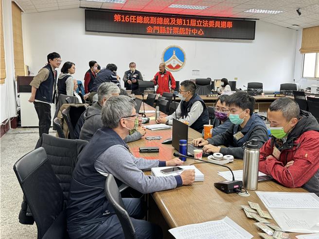 金門縣烏坵鄉在開票26分鐘即完成所有計票，在金門各鄉鎮中搶得第一，也是全國鄉鎮級選務作業中心開票第一名。(于家麒攝)