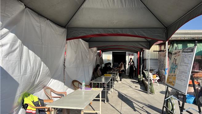 台南市新营区嘉芳里第195投开票所今天下午1点多投票过程，遭一名公民监票团体的人质疑3个票匦底座未贴封条，违反选务规定。（张毓翎摄）