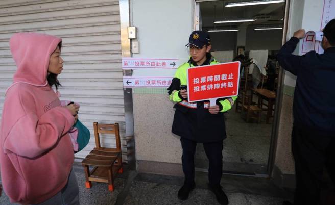 第16任总统、副总统暨第11任立法委员选举13日投票，时间到管制截止立刻开票，但也有投票所还在计算未开票。 （陈君玮摄）