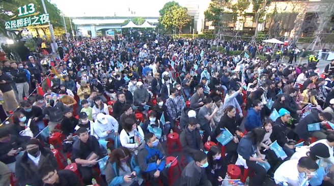 民眾党今在新庄竞总前举办开票之夜，许多支持者聚集关注及时开票结果。
