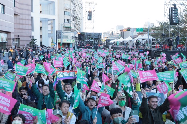 民进党正副总统候选人赖清德、萧美琴全国竞选总部13日涌入大量支持者，现场民眾欢呼期待开票结果。（郭吉铨摄）