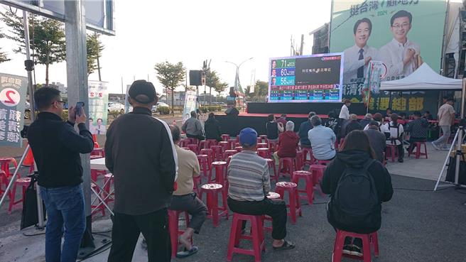 台南市立委二选区激战，寻求连任的民进党立委郭国文竞选总部前人潮愈来愈多。（程炳璋摄）