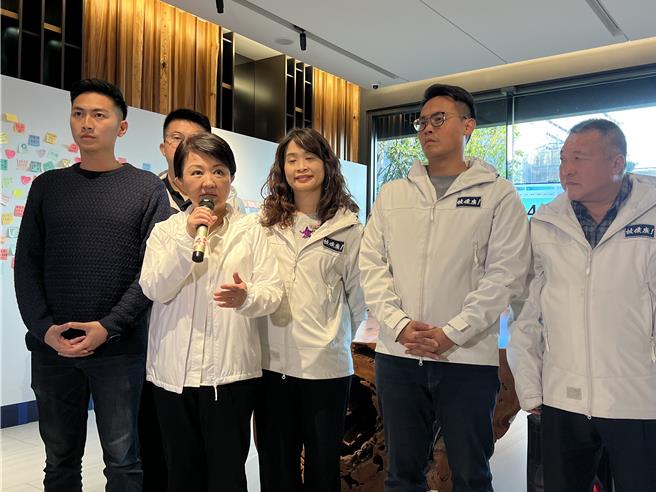 台中市長盧秀燕傍晚到侯友宜競選總部了解開票情況。(林欣儀攝)