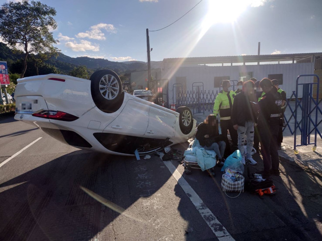 今13日下午15时许，新北市深坑区文山路一段发生一起车祸。（图／警方提供）