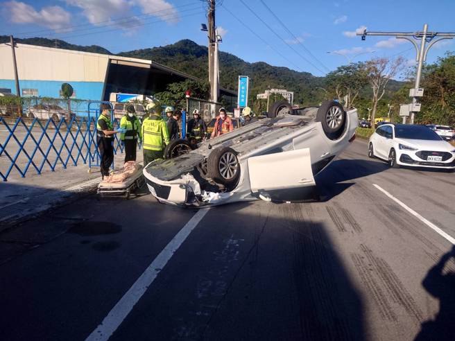 今13日下午15时许，新北市深坑区文山路一段发生一起车祸。（图／警方提供）