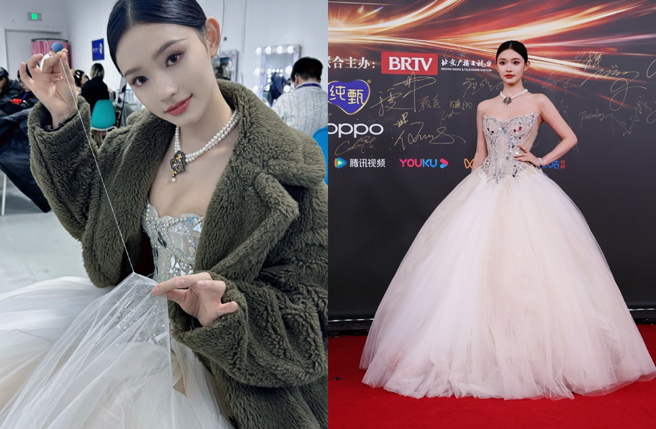 林允以一襲平口禮服走上「微博之夜」紅毯。（圖／取自林允、微博之夜微博）