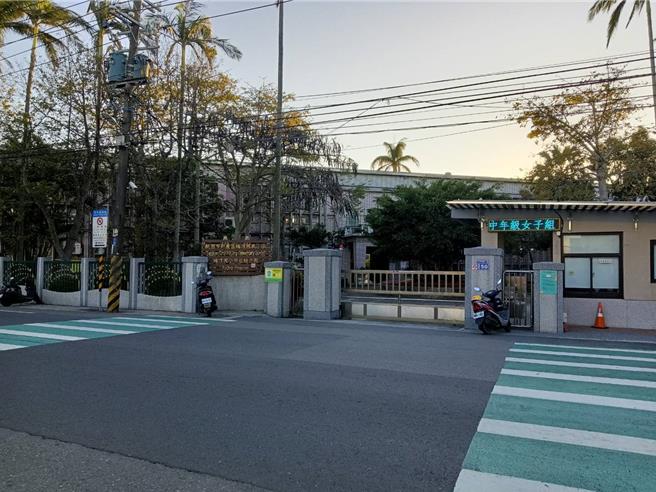 桃园市新屋区中华南路二段的0366号投开票所，13日傍晚发生撕毁选票事件。（翻摄照片／蔡明亘桃园传真）