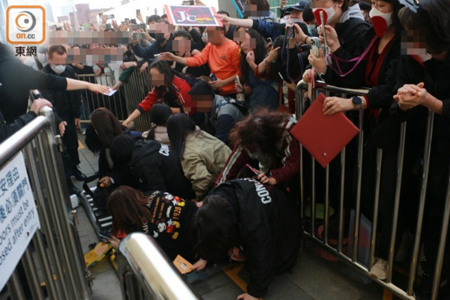 张学友香港演唱会外歌迷推挤，发生人踩人的意外。（图／摘自东网）