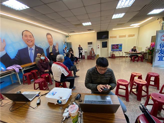 国民党彰化县联合竞选总部的支持者看到总统大选票收落后扩大，现场气氛也趋于平静。（孙英哲摄）